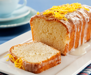 Bolo de iogurte, mel e raspas de limão