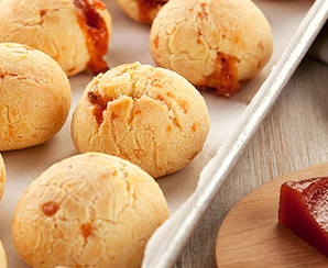 Pão de queijo com goiabada